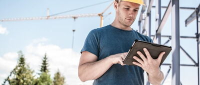 VEFK mit Tablet auf einer Baustelle