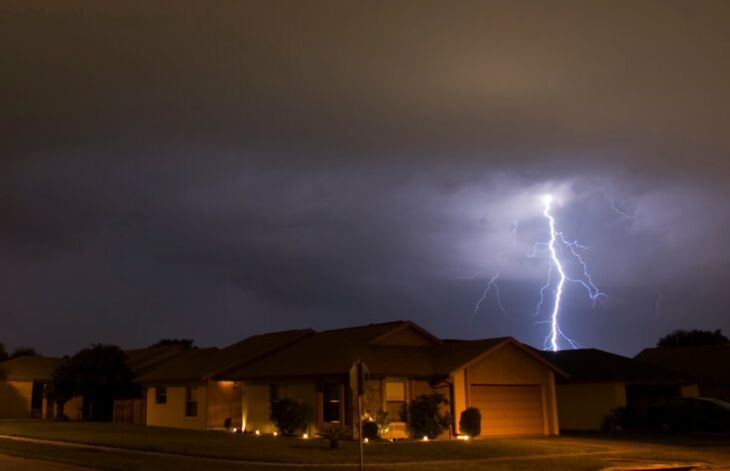 Jeder Blitz in einem Sommergewitter, eine der stärksten bekannten elektrostatischen Entladungen, belegt dies.