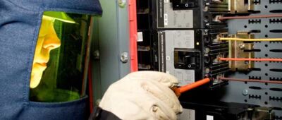 Fünf Sicherheitsregeln der Elektrotechnik sorgfältig anwenden - schützen Sie sich und Ihre Kollegen.