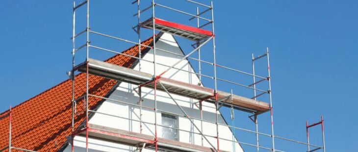 Die DGUV Information 201-011 unterstützt bei Arbeiten auf Leitern und Gerüsten.