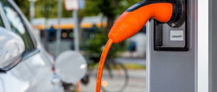 Wie lange es dauert, bis die Batterie eines Elektrofahrzeugs geladen ist, hängt von der infrastrukturseitig zur Verfügung stehenden Ladeleistung ab.